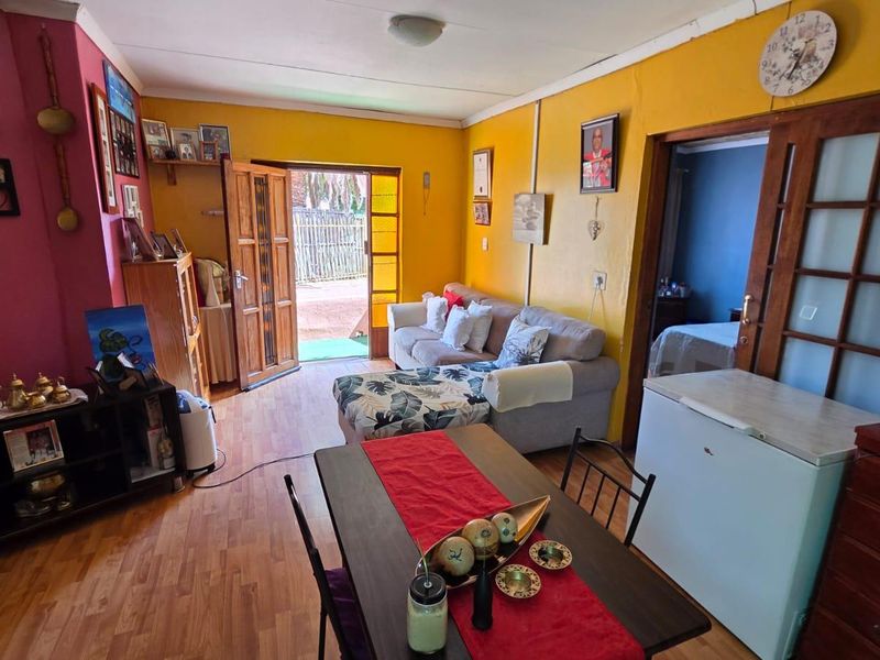 "Expand Your Vision: 3-Bed Home with Separate Flat!" - Photo 5