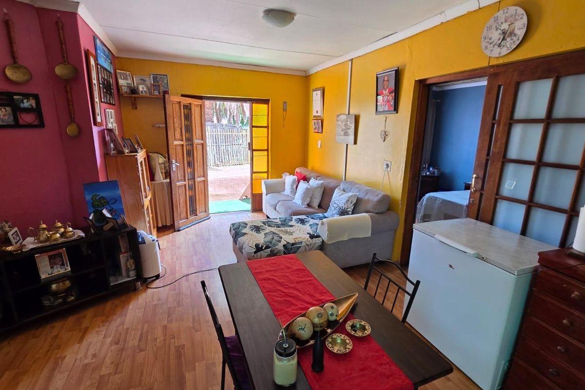 "Expand Your Vision: 3-Bed Home with Separate Flat!" - Photo 5