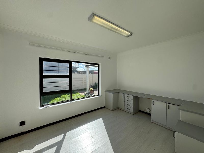 Spacious Home with pool and entertainment area - Photo 8
