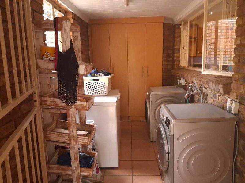 Spacious Family Home with Excellent Entertainment Areas on Silverton Ridge - Photo 8