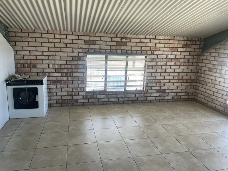 TO LET!! WAREHOUSE IN LAFRENZ INDUSTRIAL AREA - Photo 8