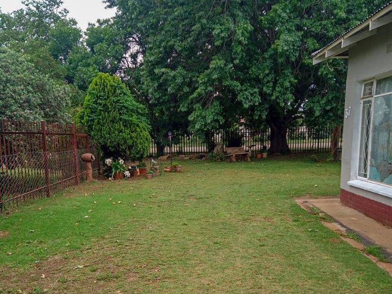 Exceptional 5-Bedroom Home for Sale - Prime Corner Stand in Villiers - Photo 9