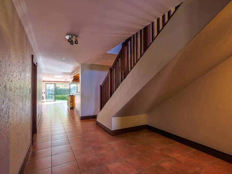 Spacious 4-Bedroom Family Home with Pool – Available Immediately - Photo 4