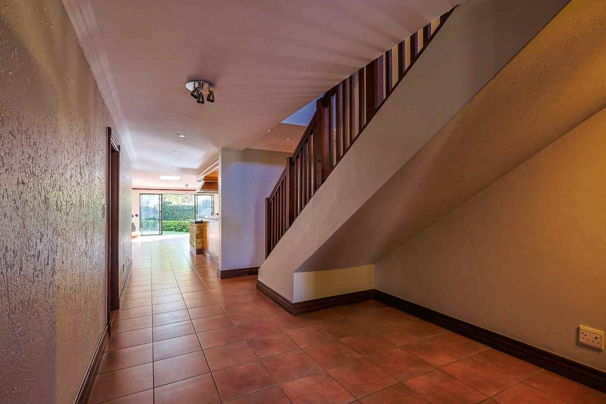 Spacious 4-Bedroom Family Home with Pool – Available Immediately - Photo 4