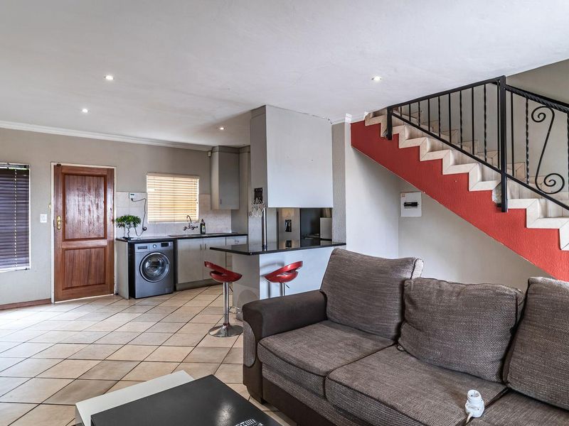 Spacious Double-Story Townhouse in La Montagne - Photo 6