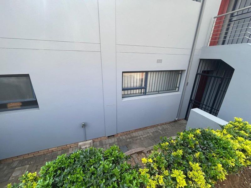 Easy Living - Ground Floor Unit with Private Garden Appeal - Photo 2