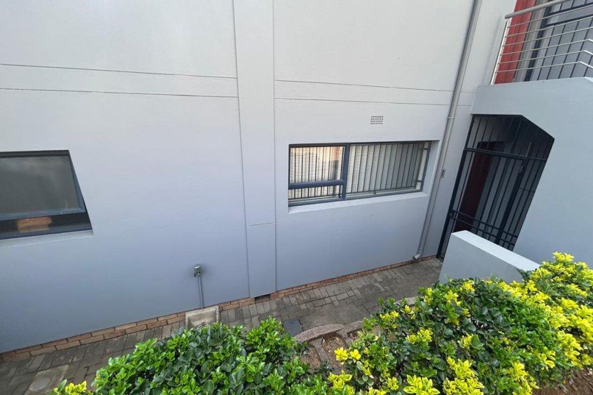 Easy Living - Ground Floor Unit with Private Garden Appeal - Photo 2