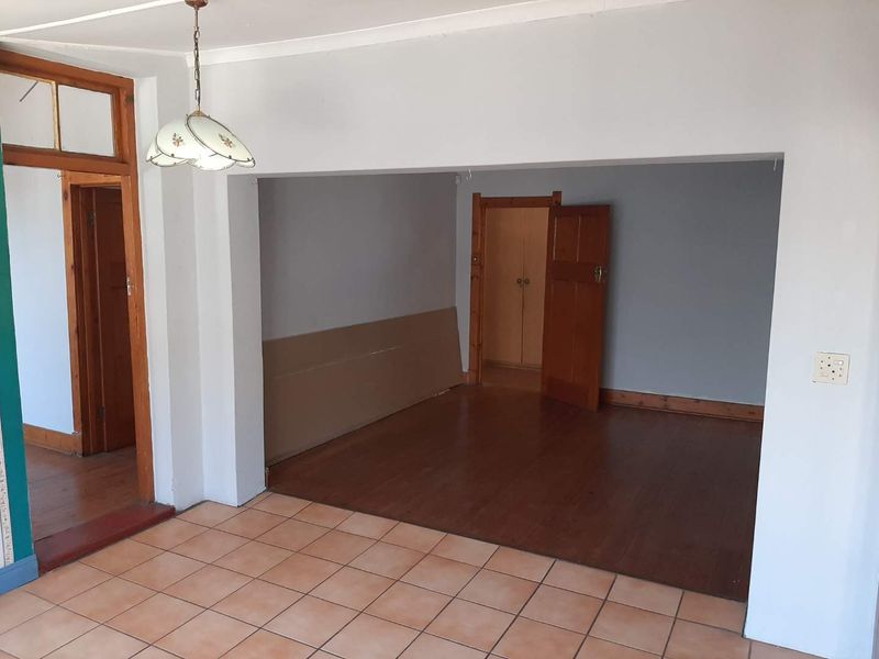 Charming and Spacious Old-Style Home with Income-Generating Flatlet - Photo 8