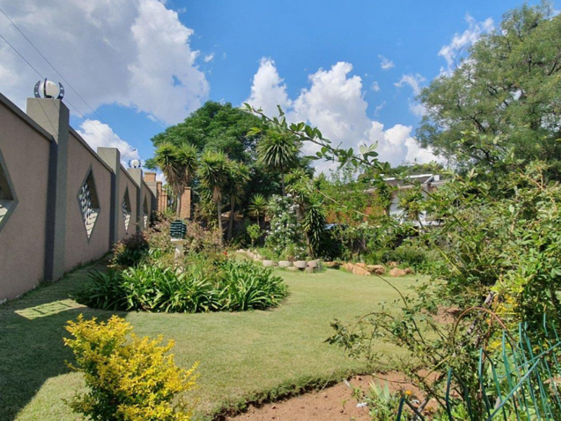 Boomed-Off Beauty: Spacious Home with Endless Entertainment Options - Photo 7