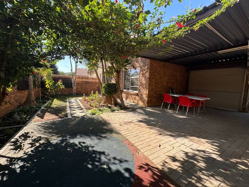 Spacious 3 Bedroom Duplex with Loft, Double Garage & Private Garden to Rent in Almeisan, Wilgeheuwel - Photo 4