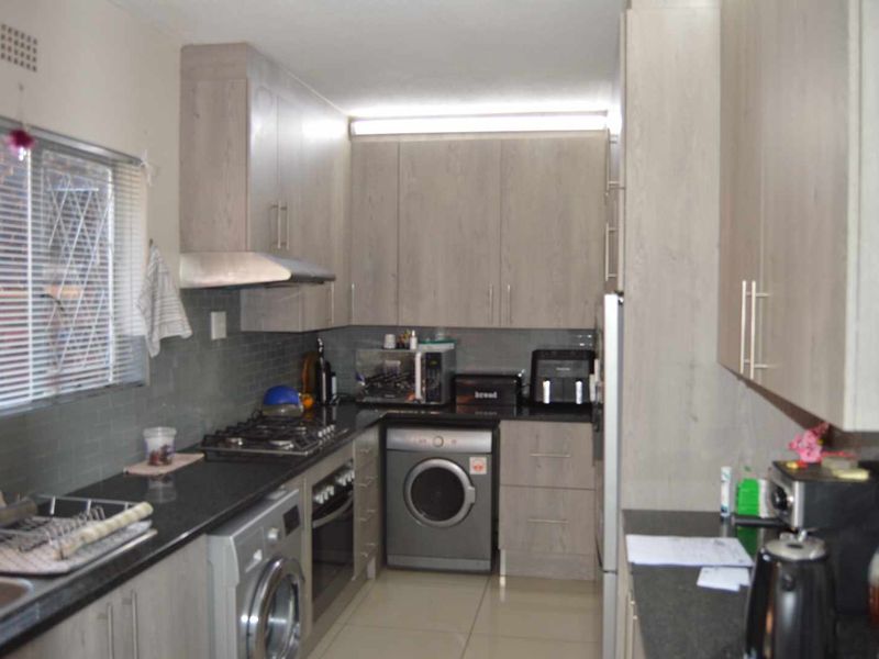 Three Bedroom Townhouse For Sale in Brackenhurst - Photo 6