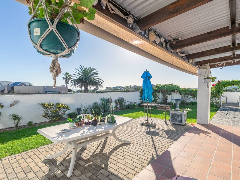 4 Bedroom Coastal Living - Photo 4