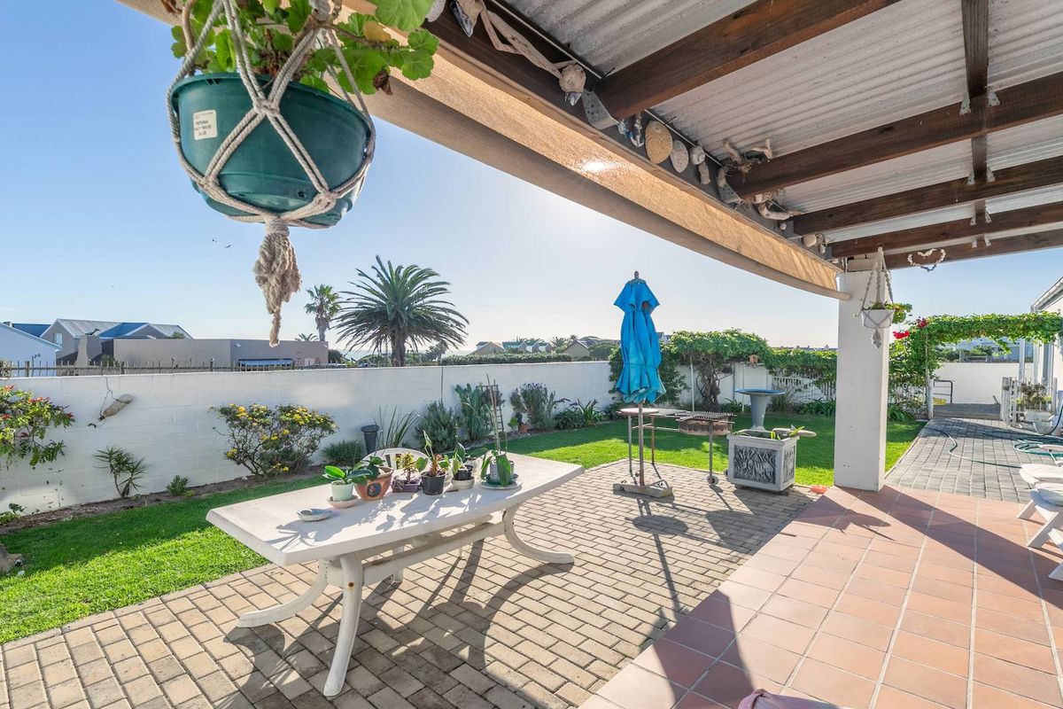 4 Bedroom Coastal Living - Photo 4