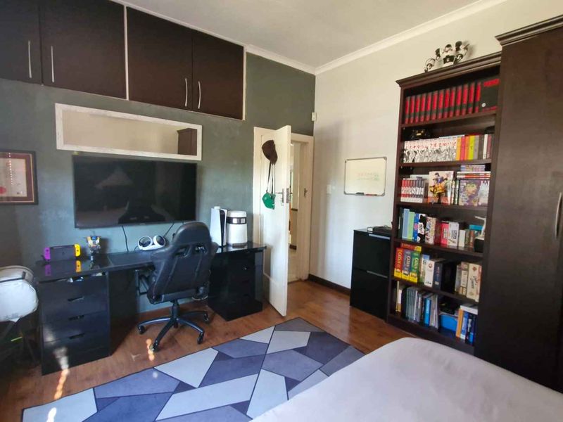 IMPECCABLE FAMILY HOME - Photo 7