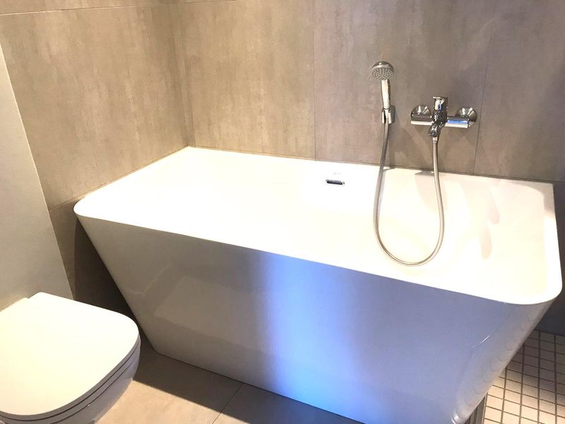 A beautifully freshly revamped 2-bedroom, 2-bathroom outside unit available for rental - Photo 8