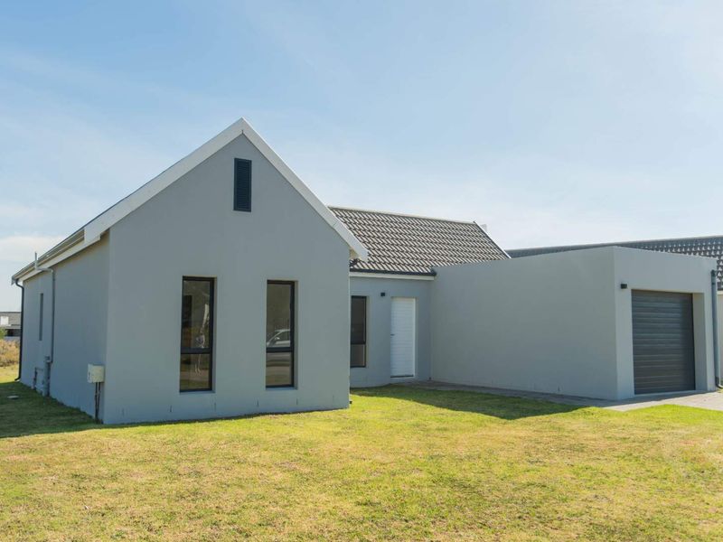 Wedgewood Golf Estate Living: Golf, Nature & Work-from-Home Comfort! - Photo 4