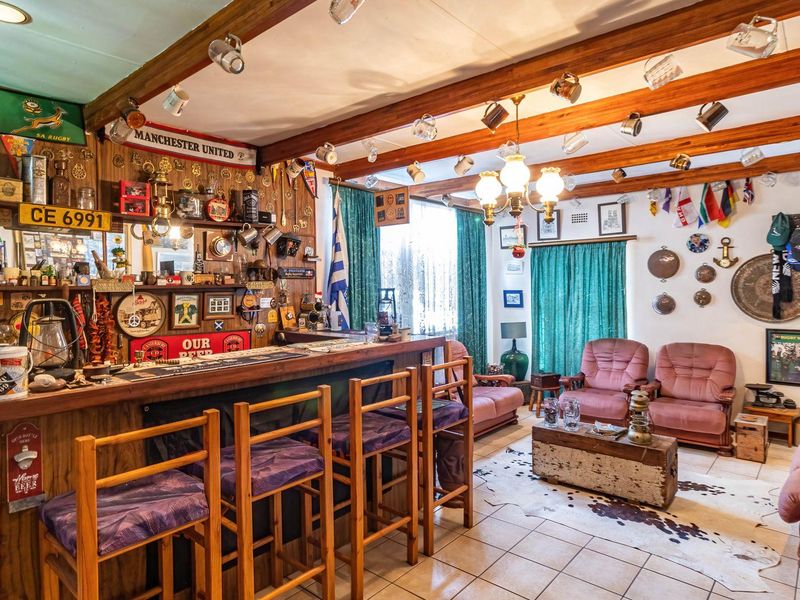 3 Bedroom Home with 2 Cottages - Photo 6