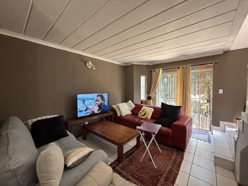 Three bedroom duplex in popular complex - Photo 6