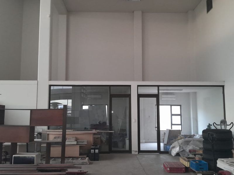 Warehouse/Shop front Space in Beautiful building Prosperita to let - Photo 5