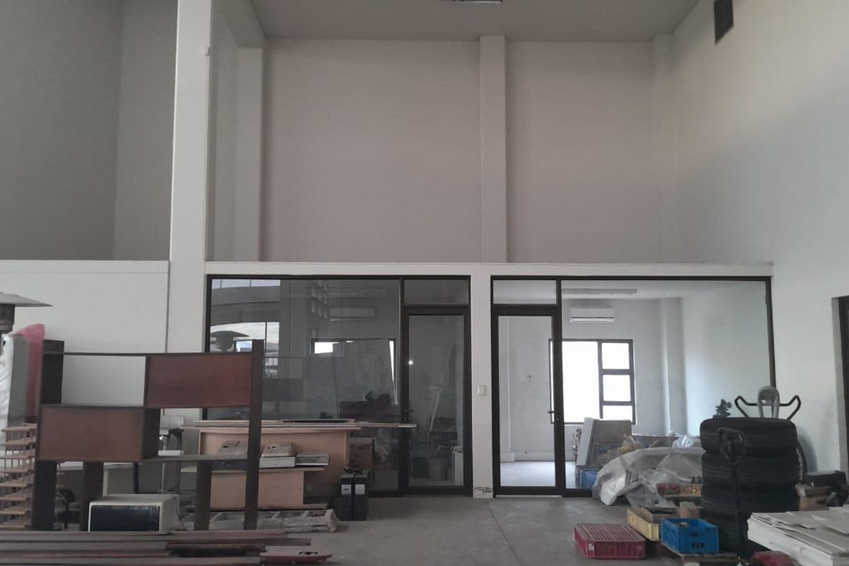 Warehouse/Shop front Space in Beautiful building Prosperita to let - Photo 5