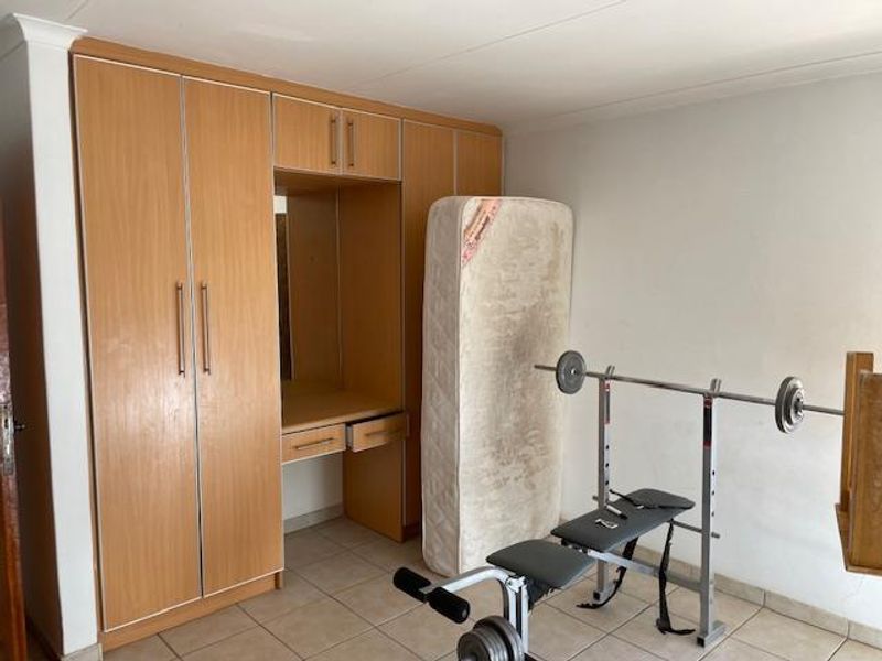 Luxurious 8-Bed Mansion: Your Dream B&B Awaits - Photo 7