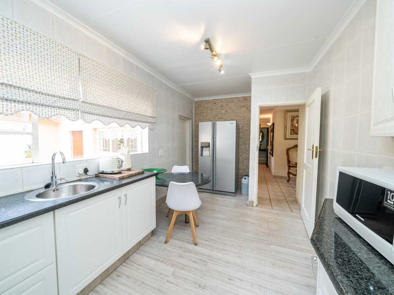 5 Bedroom Family Home with Private 2-Bedroom Guest Wing in Farrarmere - Photo 8