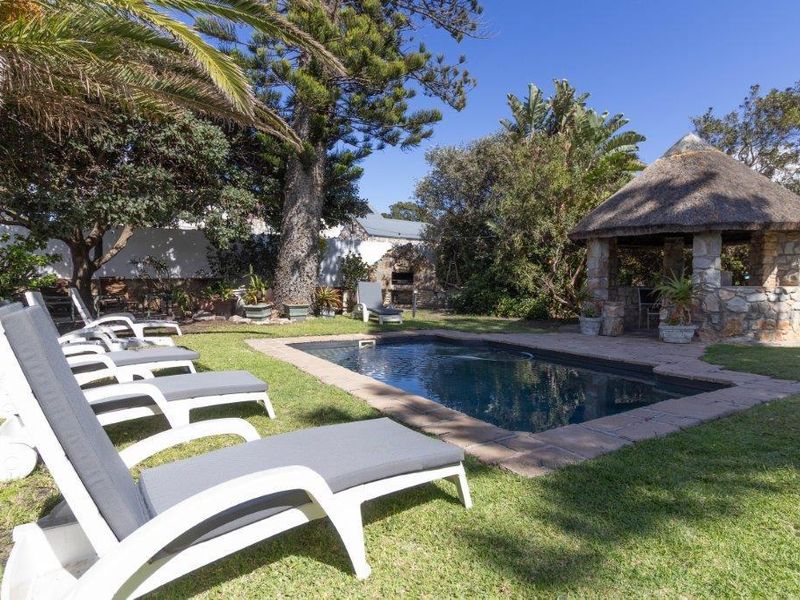 Coastal Charm: Thatched Westcliff Home with 7 En-suites - Photo 3