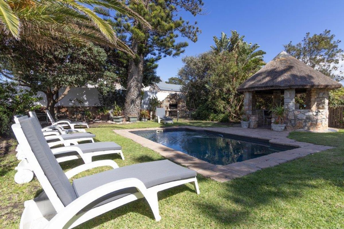 Coastal Charm: Thatched Westcliff Home with 7 En-suites - Photo 3