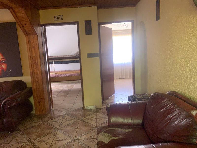 3 bedroom house with 2 rooms and garage for sale in Chiawelo - Photo 7