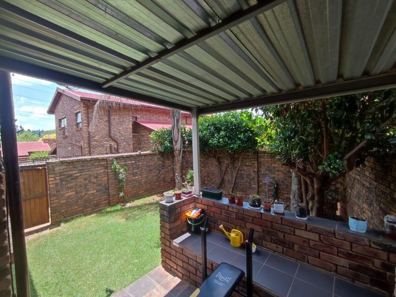LOOKING FOR A LOVELY, EASY-TO-OWN APARTMENT IN A PEACEFUL NEIGHBOURHOOD? LOOK NO FURTHER! - Photo 9