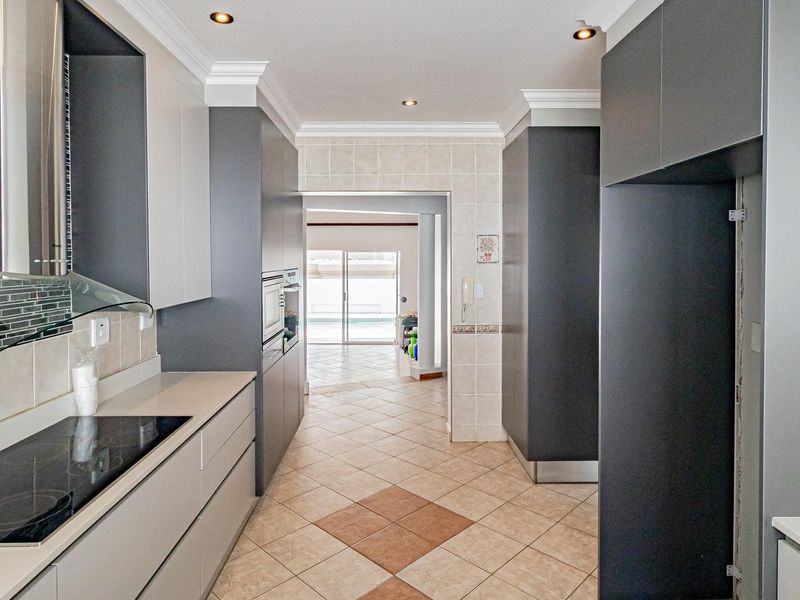 Sophisticated 5 Bedroom Family in Dainfern Golf Estate, Sandton - Photo 8