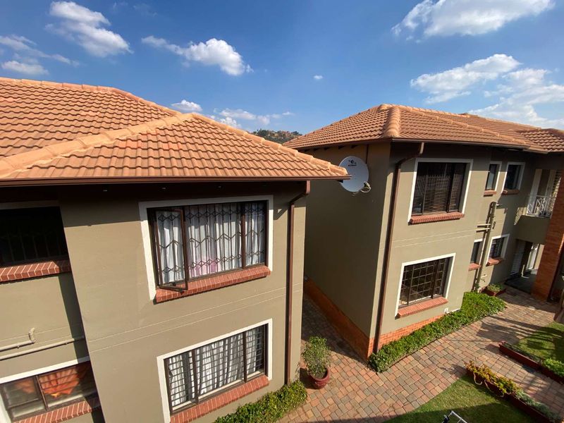 Garden Unit Living with Space, Security & Convenience in Glenvista - Photo 2