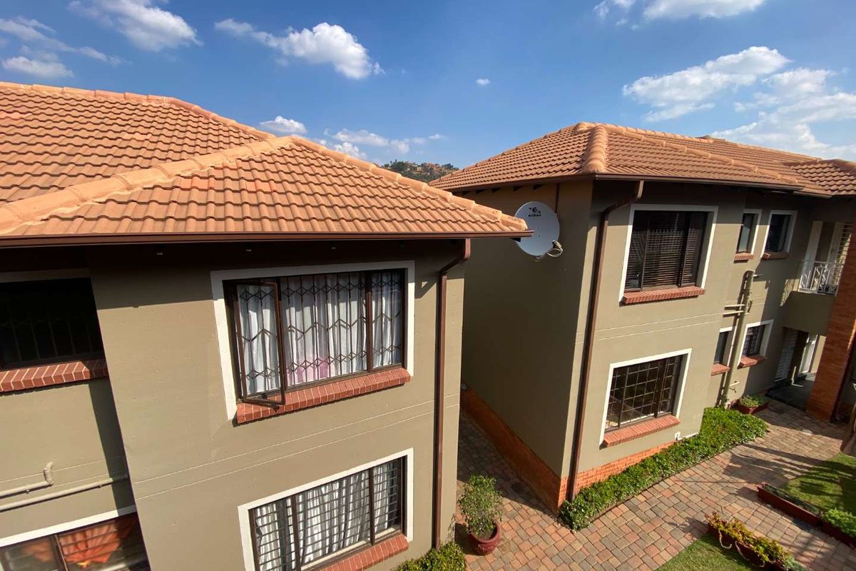 Garden Unit Living with Space, Security & Convenience in Glenvista - Photo 2