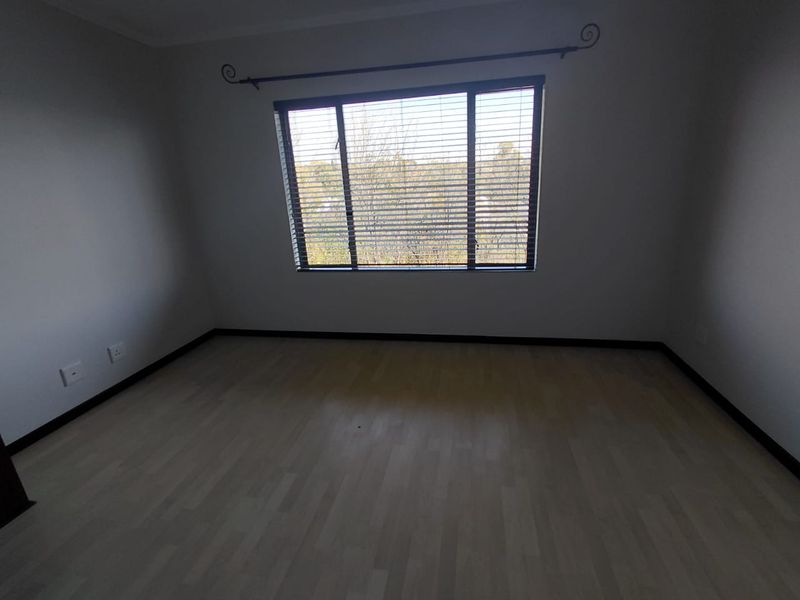 Spacious Loft Apartment with Spectacular Views in The Kanyin Estate - Photo 7