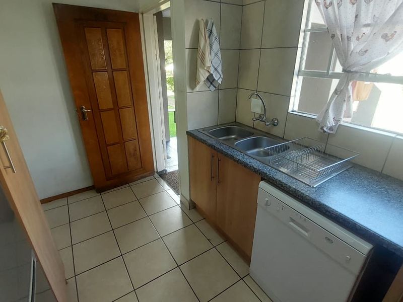 Charming Ground Floor Unit with Pool Access in Secure Estate ! - Photo 5