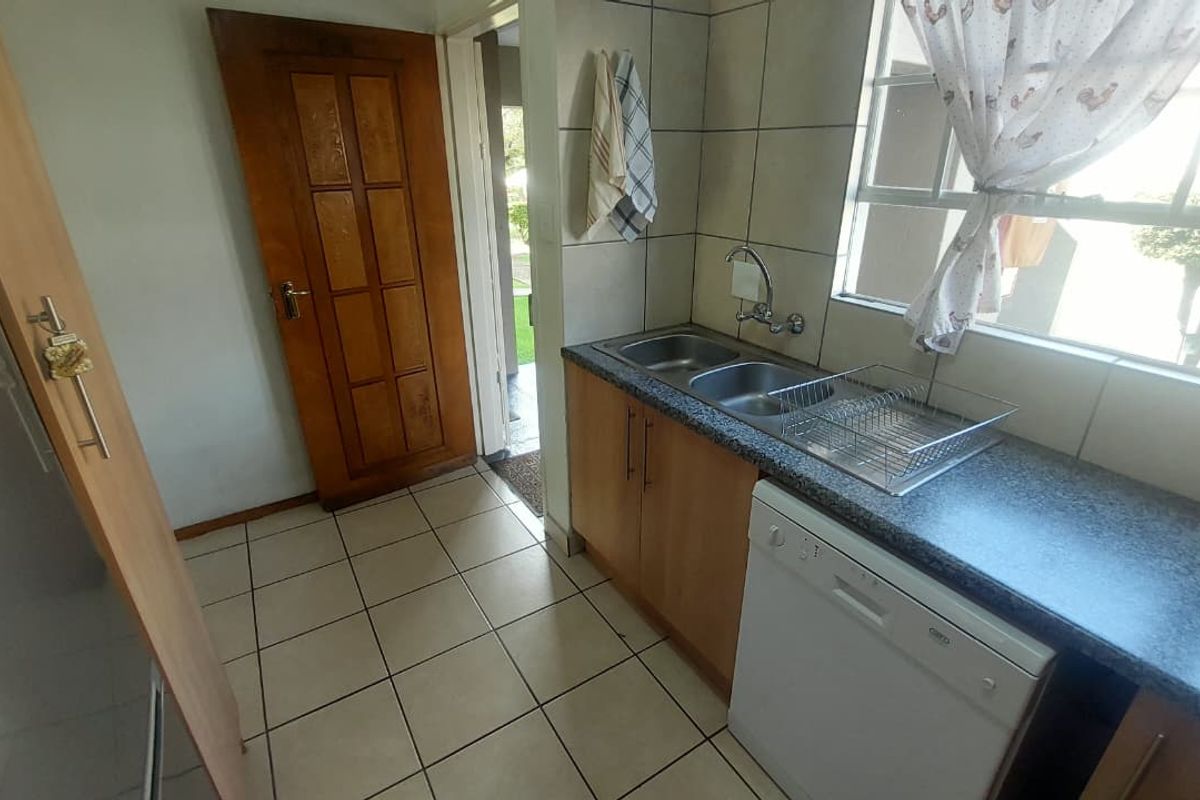 Charming Ground Floor Unit with Pool Access in Secure Estate ! - Photo 5