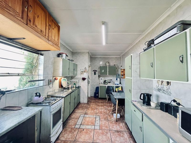 Spacious 5-Bed Home with Multiple En Suites & Garden - Photo 5