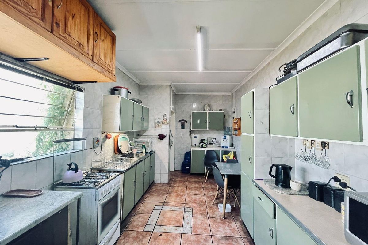 Spacious 5-Bed Home with Multiple En Suites & Garden - Photo 5