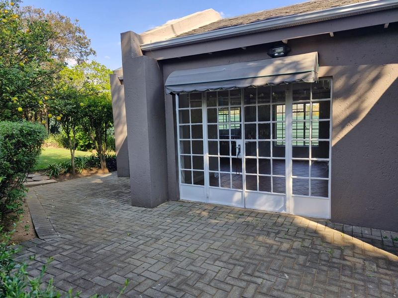 Spacious private cottage on North road in Morningside - Photo 1