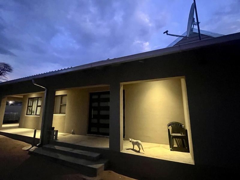 Spacious 5 Bedroom Home with Flat & 270° Wrap-Around Stoep for Sale in Veddersdal – N$1.9 Million - Photo 4