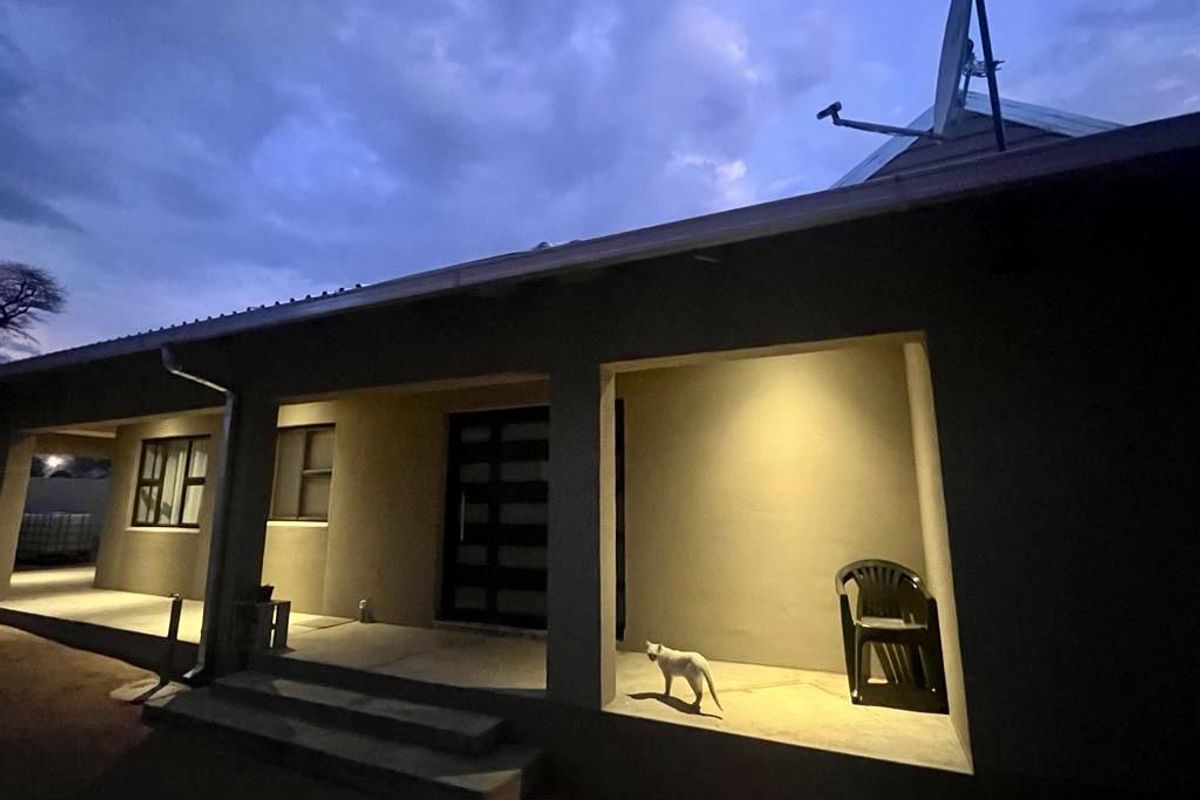 Spacious 5 Bedroom Home with Flat & 270° Wrap-Around Stoep for Sale in Veddersdal – N$1.9 Million - Photo 4