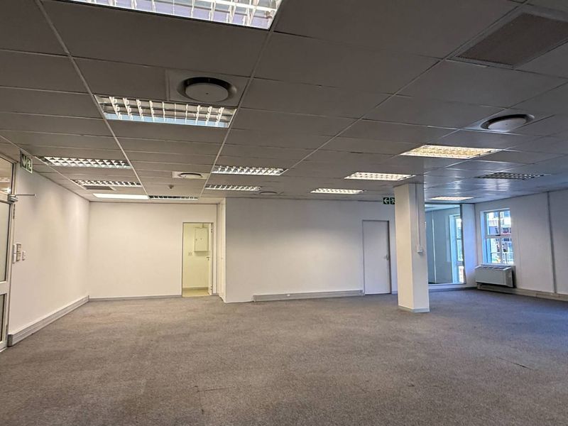 204m2 Premium canal-facing office with balcony in a prestigious business location - Photo 4