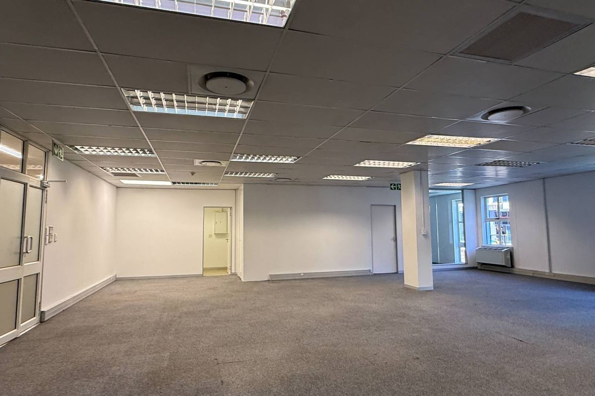 204m2 Premium canal-facing office with balcony in a prestigious business location - Photo 4