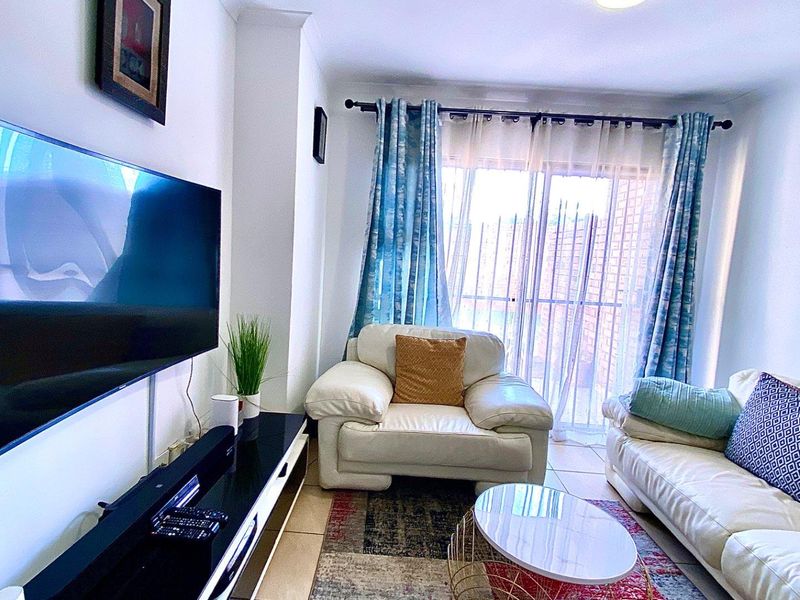 Clean and Modern - Photo 2