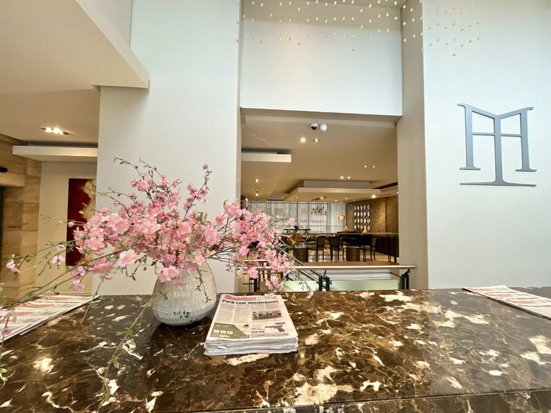 Luxurious 2-Bedroom Apartment with Double Garage at The Emperor, Sandton - Photo 2