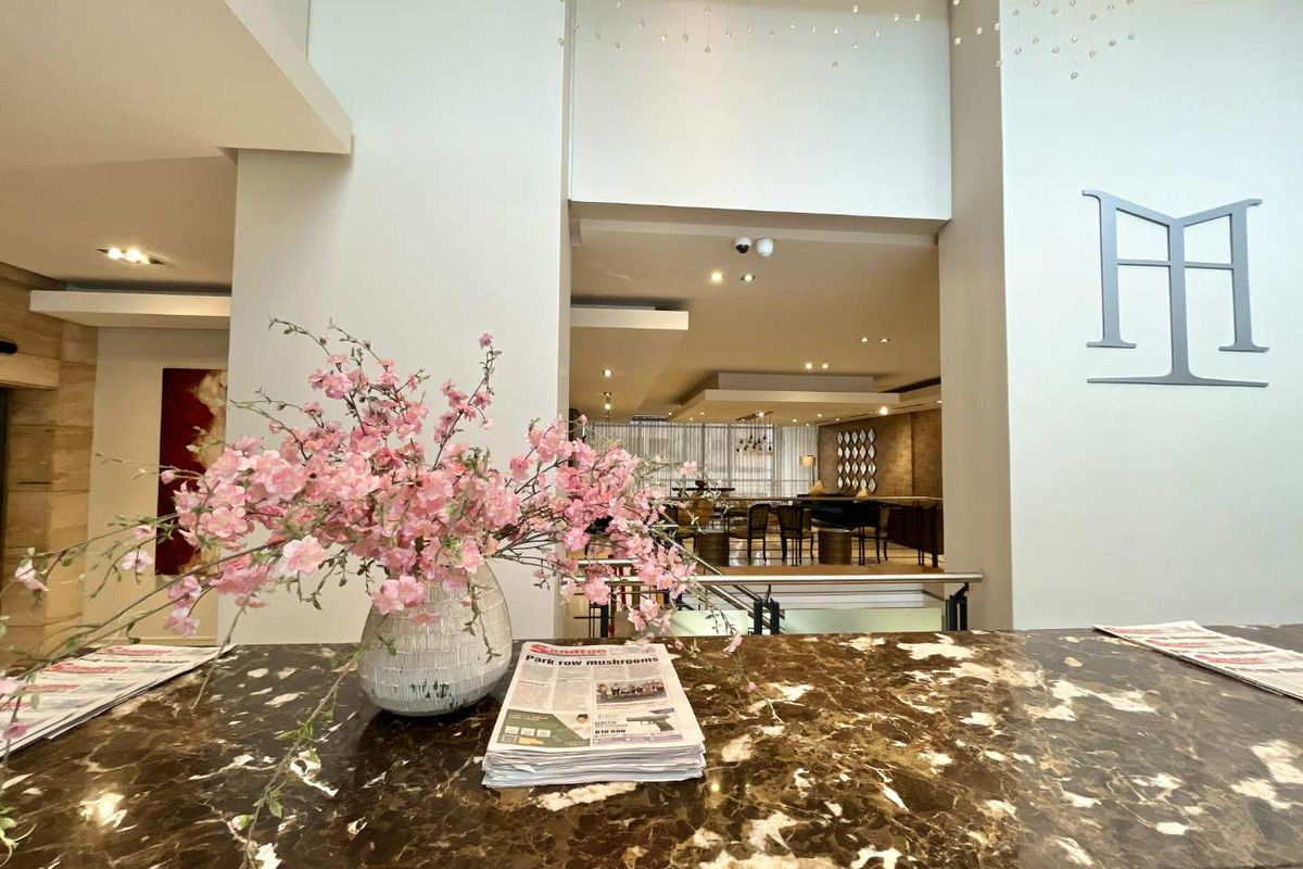 Luxurious 2-Bedroom Apartment with Double Garage at The Emperor, Sandton - Photo 2
