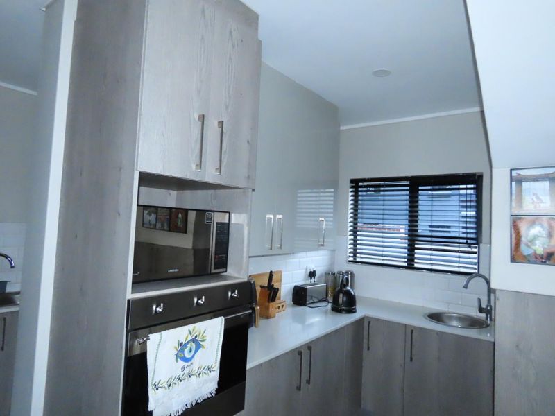 Luxury 3BR, 2.5BA Gem - Photo 10