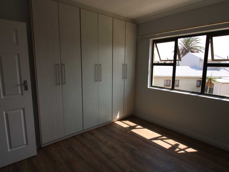 Partially double storey home in good neighbourhood. - Photo 9