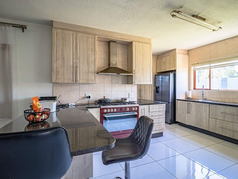 Beautiful family home in secure lifestyle estate - Photo 5