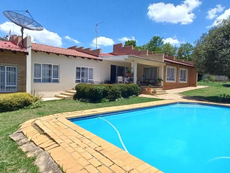 4 Bedroom/2 Bathroom Family Home with pool - Photo 4